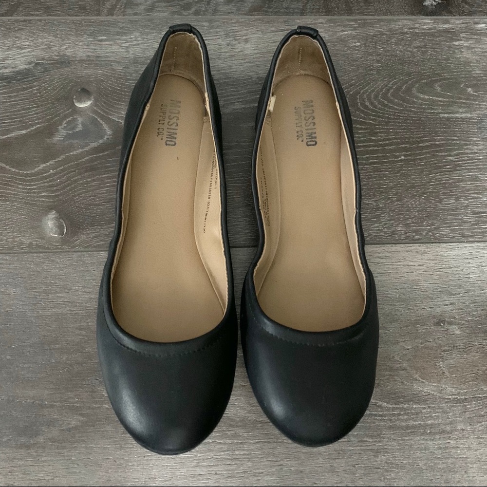 Mossimo black faux leather flats like new!